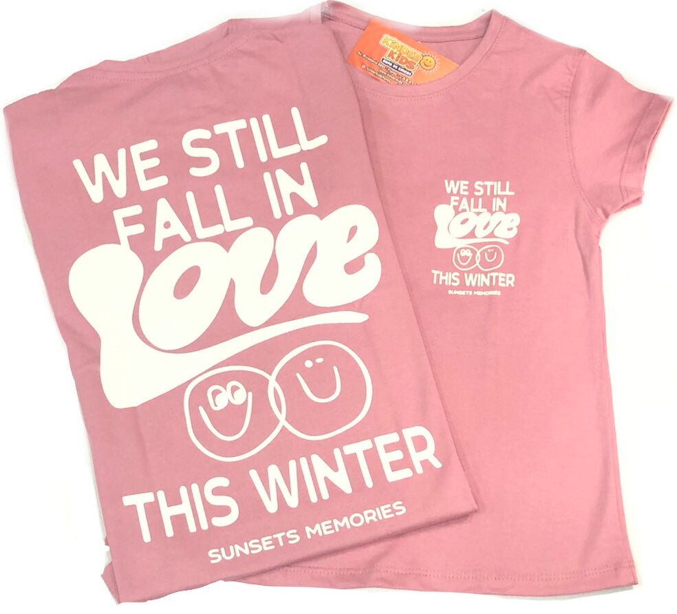 Remera WE STILL FALL IN LOVE doble estampa de algodón